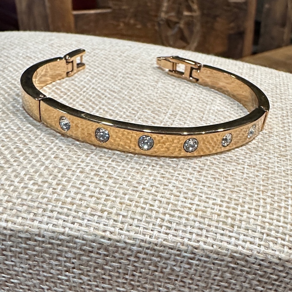 Elegant Gold Bracelet with Crystal Accents